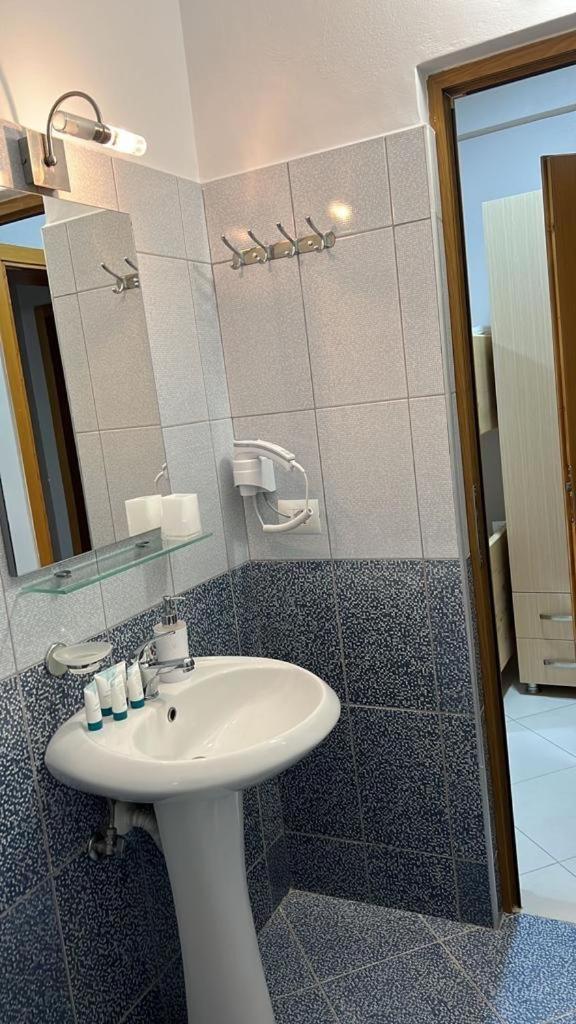 Season Inn Dhërmi エクステリア 写真
