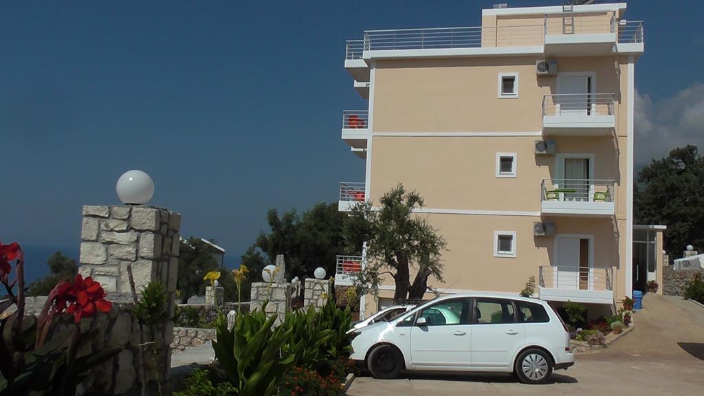 Season Inn Dhërmi エクステリア 写真